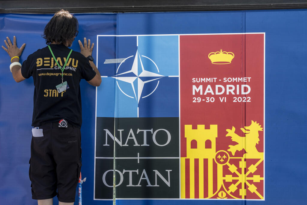 PK 35 Madrid - Pracovník upravuje plagát s logom summitu NATO pred budovou, v ktorej sa bude summit konať v Madride 27. júna 2022. Španielsko orientuje svoju zahraničnú politiku smerom k Afrike a zároveň lobuje v EÚ i v rámci NATO za podporu pri riešení migrácie z tohto kontinentu, ktorú zhoršila ruská invázia na Ukrajinu. FOTO TASR/AP

A worker fixes a NATO poster outside the NATO Summit building ahead of the summit in Madrid, Spain, Monday, June 27, 2022. (AP Photo/Manu Fernandez)