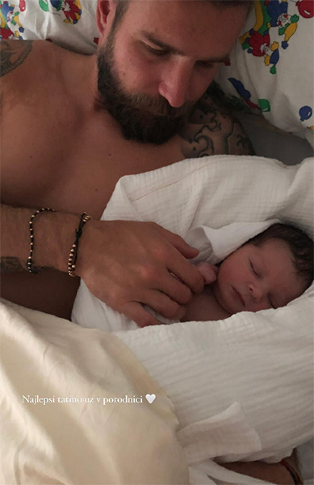 Ukázala zábery priamo z pôrodnice! „Najlepší tatino už v pôrodnici,“ rozcítila sa pri snímke Michala Navaru, kde môžme vidieť malého Jakubka len pár hodín po pôrode.