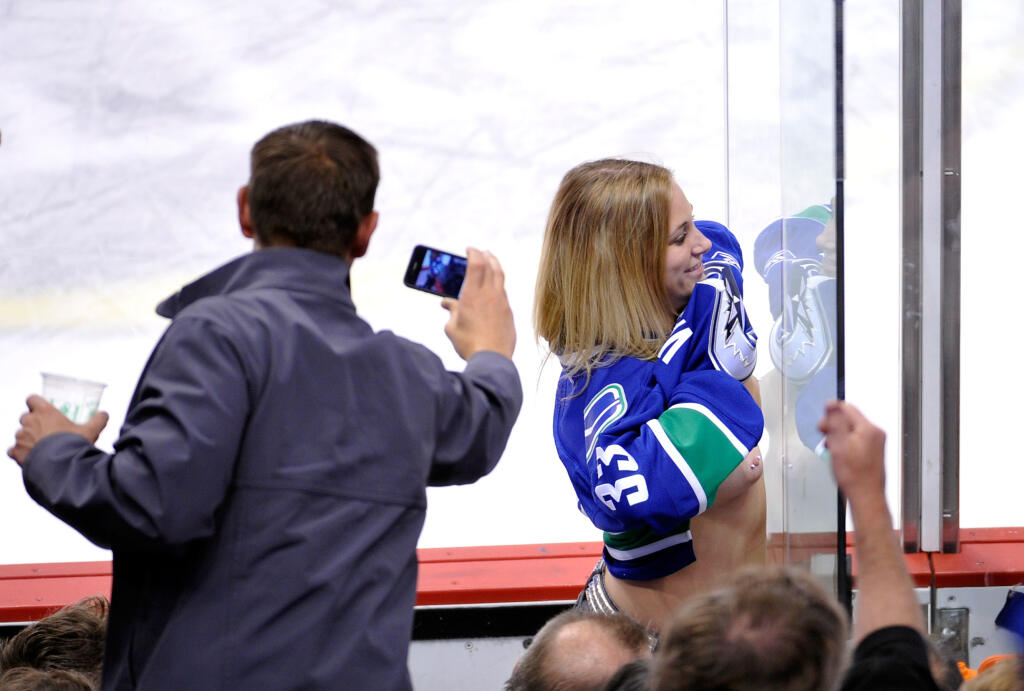 AJ NHL je občas divoká. Fanúšičky Vancouveru ukázala prsia smerom k hráčskej striedačke.