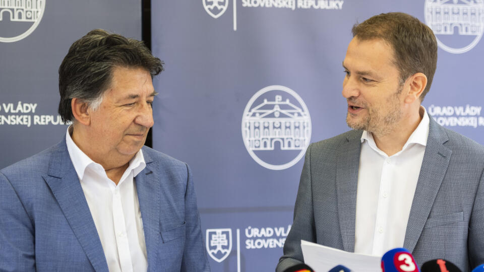 Na snímke sprava predseda vlády SR Igor Matovič a minister životného prostredia SR Ján Budaj počas tlačovej konferencie na tému Biznis s právnymi službami v Bratislave 17. augusta 2020. FOTO TASR - Jaroslav Novák