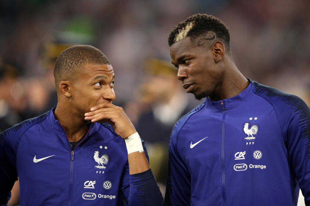 Paul Pogba (vpravo) a Kylian Mbappe sú už roky spoluhráči vo francúzskej reprezentácii.