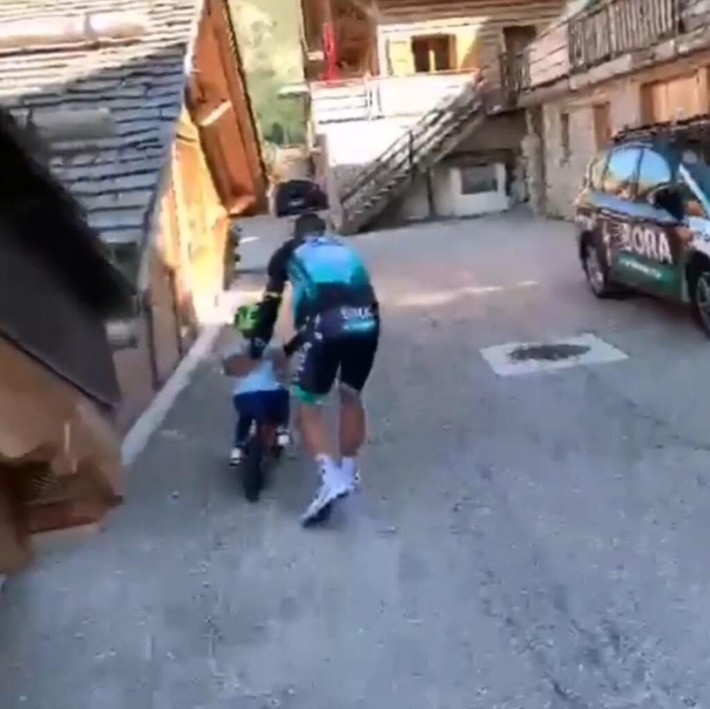 Dnes je z Marlona už veľký mládenec, ktorý bude mať onedlho tri roky. Peter ukázal fanúšikom, ako ho učí bicyklovať. Žeby Marlon išiel po stopách svojho otca?