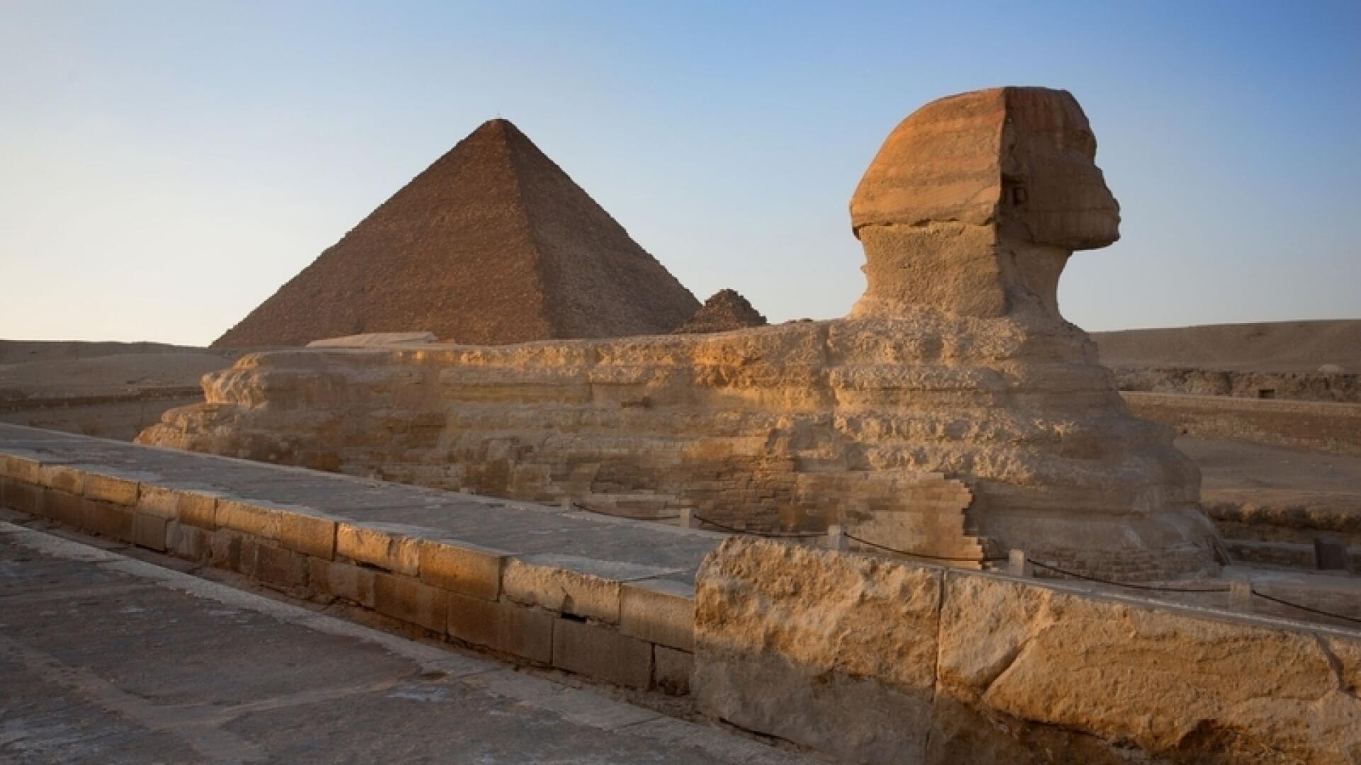 Кроме пирамид храмов и дворцов. Египет пирамида Хеопса и сфинкс. Каир пирамиды. Плато Гиза сфинкс. Пирамиды на плато Гиза.