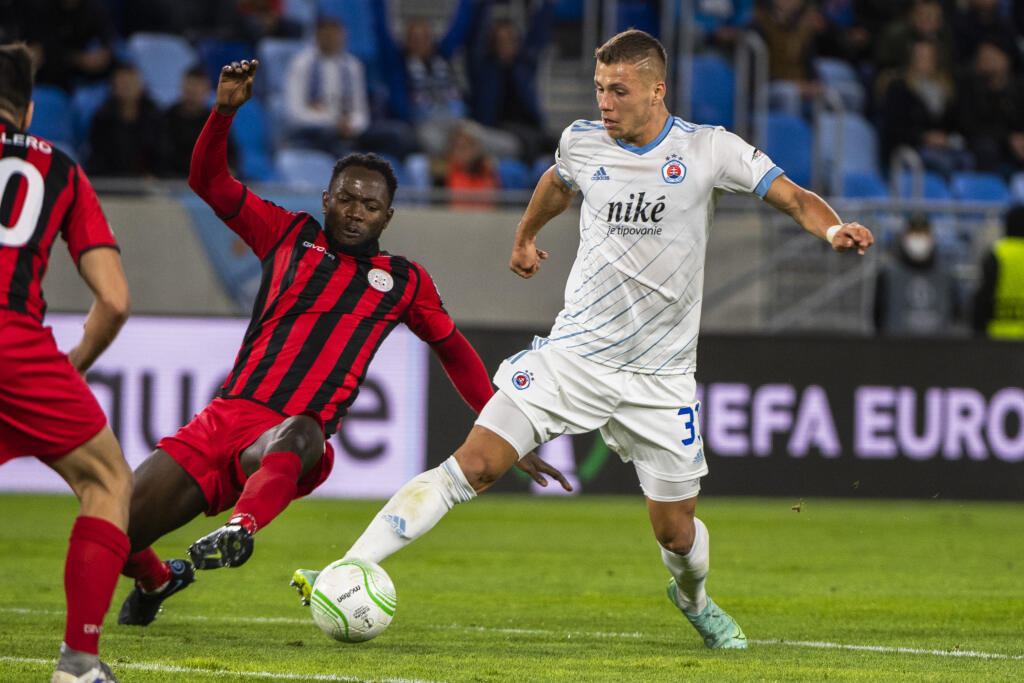 Na snímke zľava Mustapha Yahaya (Lincoln) a Samuel Mráz (Slovan) v zápase F-skupiny 3. kola skupinovej fázy Európskej konferenčnej ligy (EKL) ŠK Slovan Bratislava - Lincoln Red Imps v Bratislave vo štvrtok 21. októbra 2021. FOTO TASR - Jaroslav Novák