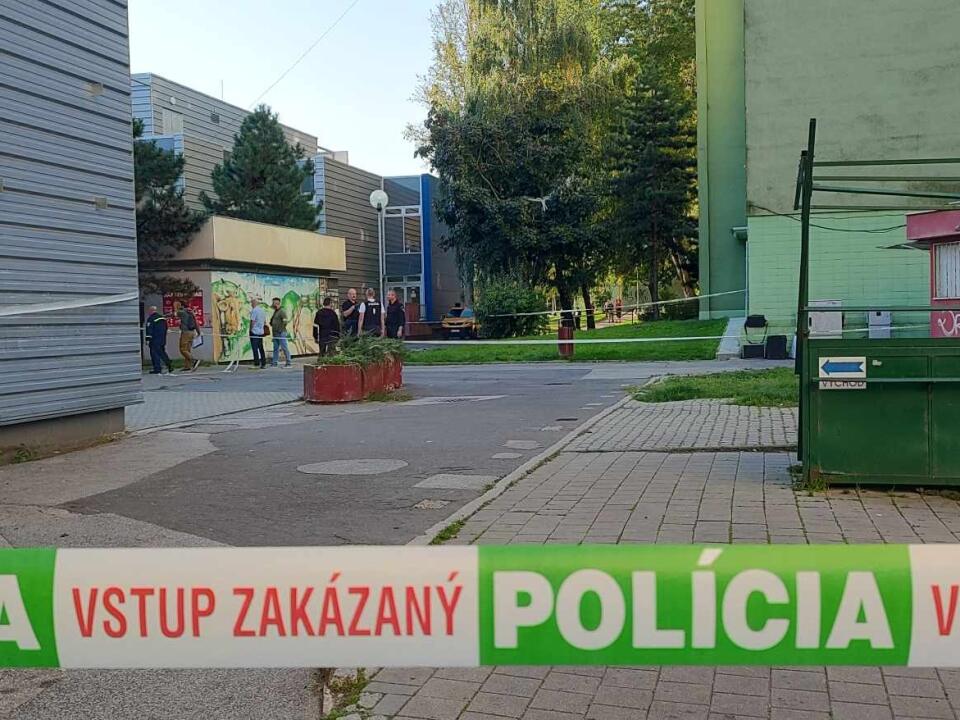 Na snímke miesto nočnej streľby na Fedákovej ulici v bratislavskej mestskej časti Dúbravka. Štyri osoby boli zranené, jeden človek zomrel.