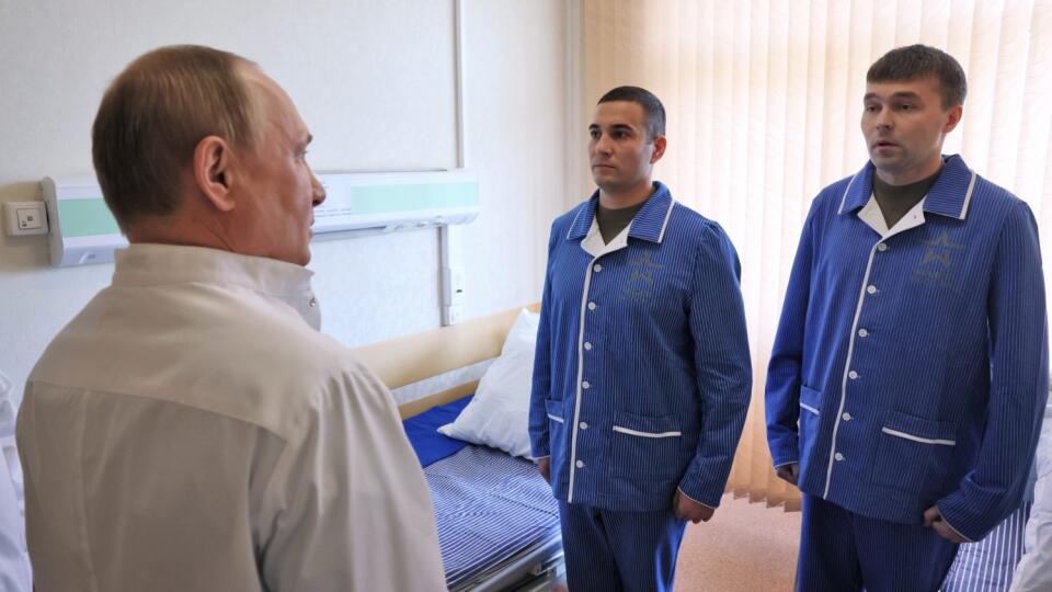 Prezydent Rosji Władimir Putin (z lewej), ranni rosyjscy porucznicy Siergiej Komenko (w środku) i Ajrat Rachmatulin przemawiają podczas spotkania w Centralnym Szpitalu Wojskowym w Moskwie w środę 25 maja 2022 r.