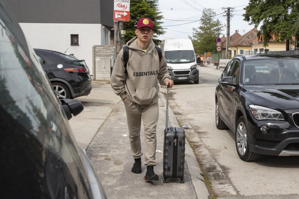 Mladučkého záložníka Tomáša Suslova doviezli na čiernom BMW.