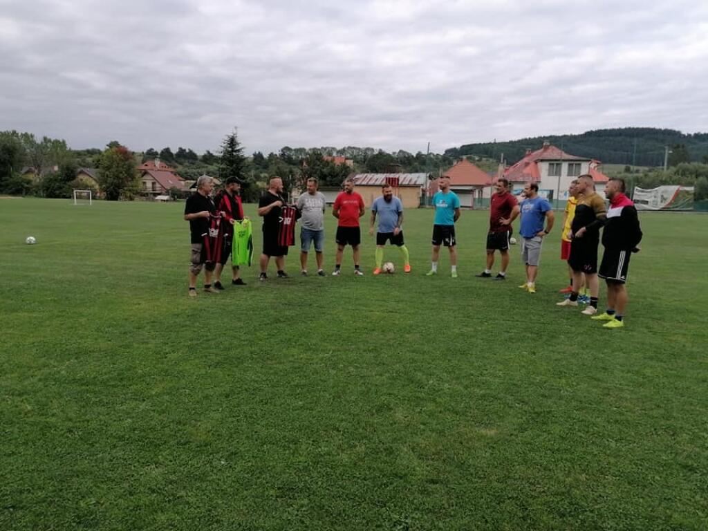 Dresy futbalistom Vlkovej odovzdali fanúšikovia Spartaka Trnava.