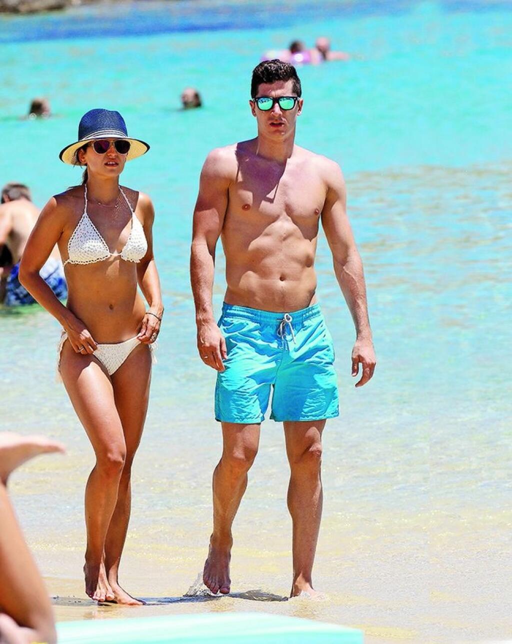 Futbalový útočník Robert Lewandowski oddychoval po náročnej sezóne na Mykonose s manželkou Annou.