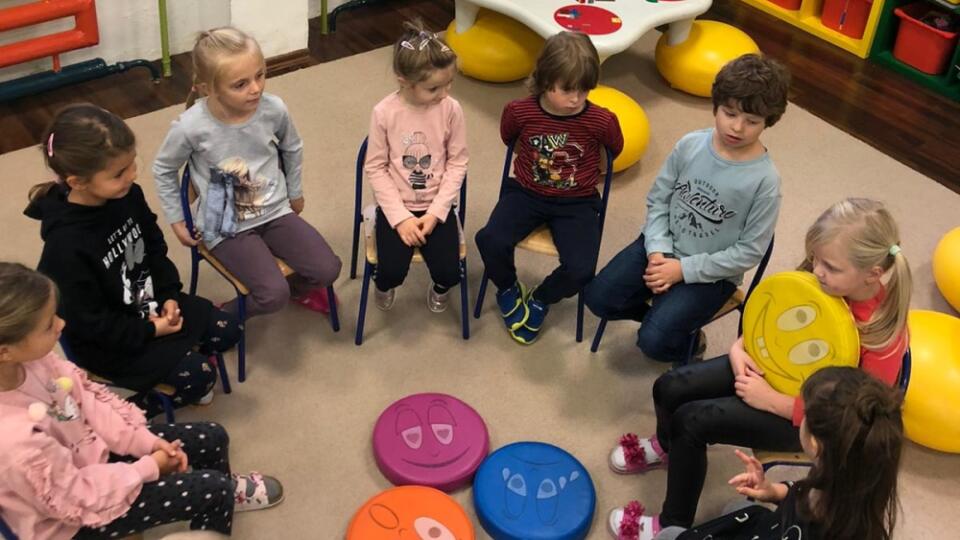 Každý škôlkar si vyberie smajlíka, ktorý najviac vyjadruje jeho momentálny pocit. Deti sa učia vyjadrovať emócie, čo im pomáha budovať empatiu.