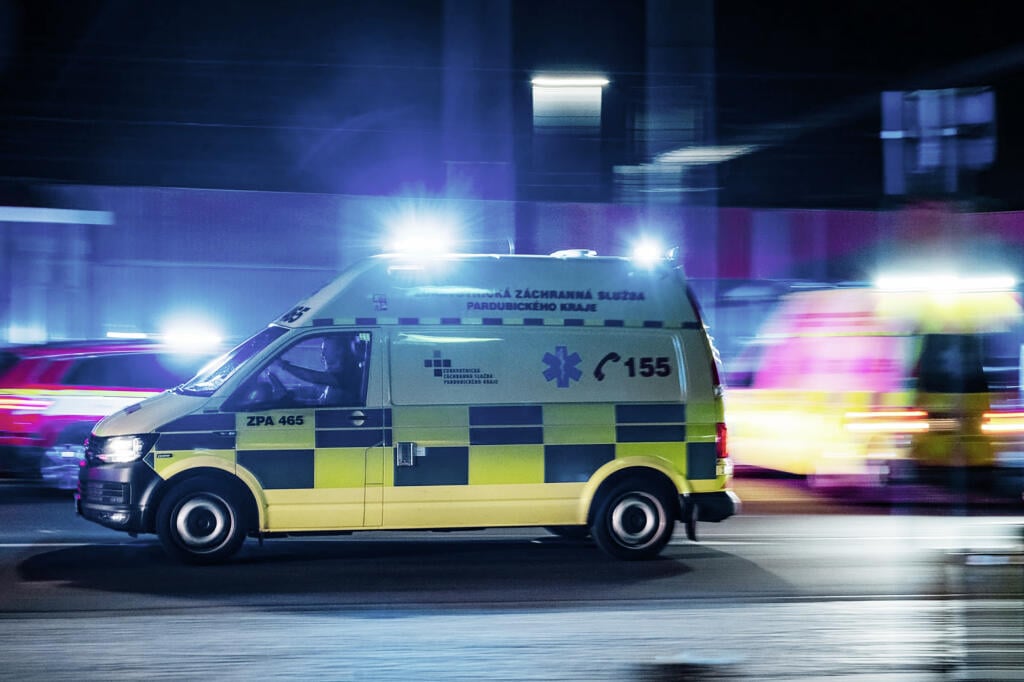 železniční nehoda, srážka vlaků, zastávka Pardubice centrum, sanitka, ambulance, Zdravotnická záchranná služba Pardubického kraje, majáky