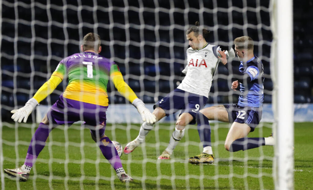 EBE 45 High Wycombe - Na snímke uprostred hráč Tottenhamu Gareth Bale strieľa gól v zápase 4. kola anglického FA Cupu vo futbale Wycombe Wanderers - Tottenham Hotspur v pondelok 25. januára 2021. FOTO TASR/AP
Tottenham's Gareth Bale makes an attempt to score during the English FA Cup 4th round soccer match between Wycombe Wanderers and Tottenham Hotspur at Adams Park stadium in High Wycombe, England, Monday, Jan. 25, 2021. (AP Photo/Frank Augstein)