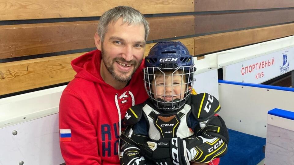 Alexander Ovečkin so synom Sergejom.