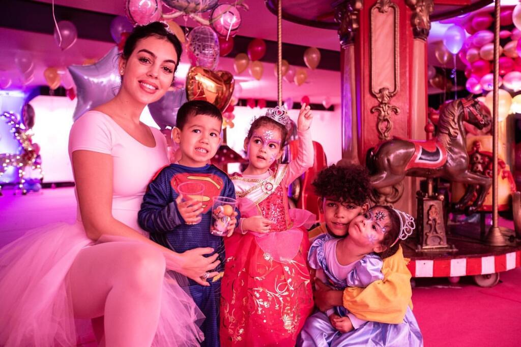 Cristiano Ronaldo a Georgina Rodriguez spolu vychovávajú zatiaľ štyri deti.
