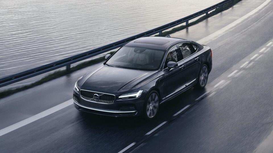 Volvo S90.