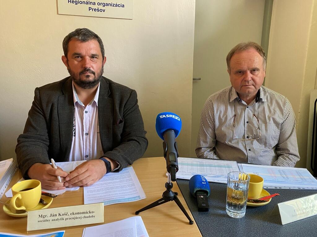 Analytik OZ Pracujúca chudoba Ján Košč a člen predsedníctva OZ KOVO Jozef Balica počas tlačovej konferencie v Prešove 26. augusta 2021.