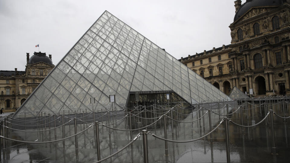 EBE 16 Paríž - Šíriaca sa epidémia koronavírusu si v nedeľu vynútila zatvorenie svetoznámeho múzea Louvre (na snímke) v centre francúzskej metropoly Paríž. Zamestnanci, ktorí strážia jeho umelecké diela, majú totiž obavy z nakazenia sa od návštevníkov prúdiacich do múzea z celého sveta. Paríž, 2. marca 2020. FOTO TASR/AP