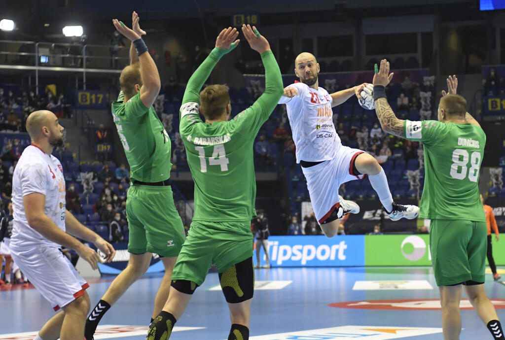 Na snímke s loptou Tomáš Urban (Slovensko), vpravo Mindaugaz Dumcius (Litva) v zápase základnej F-skupiny majstrovstiev Európy v hádzanej mužov Slovensko - Litva.