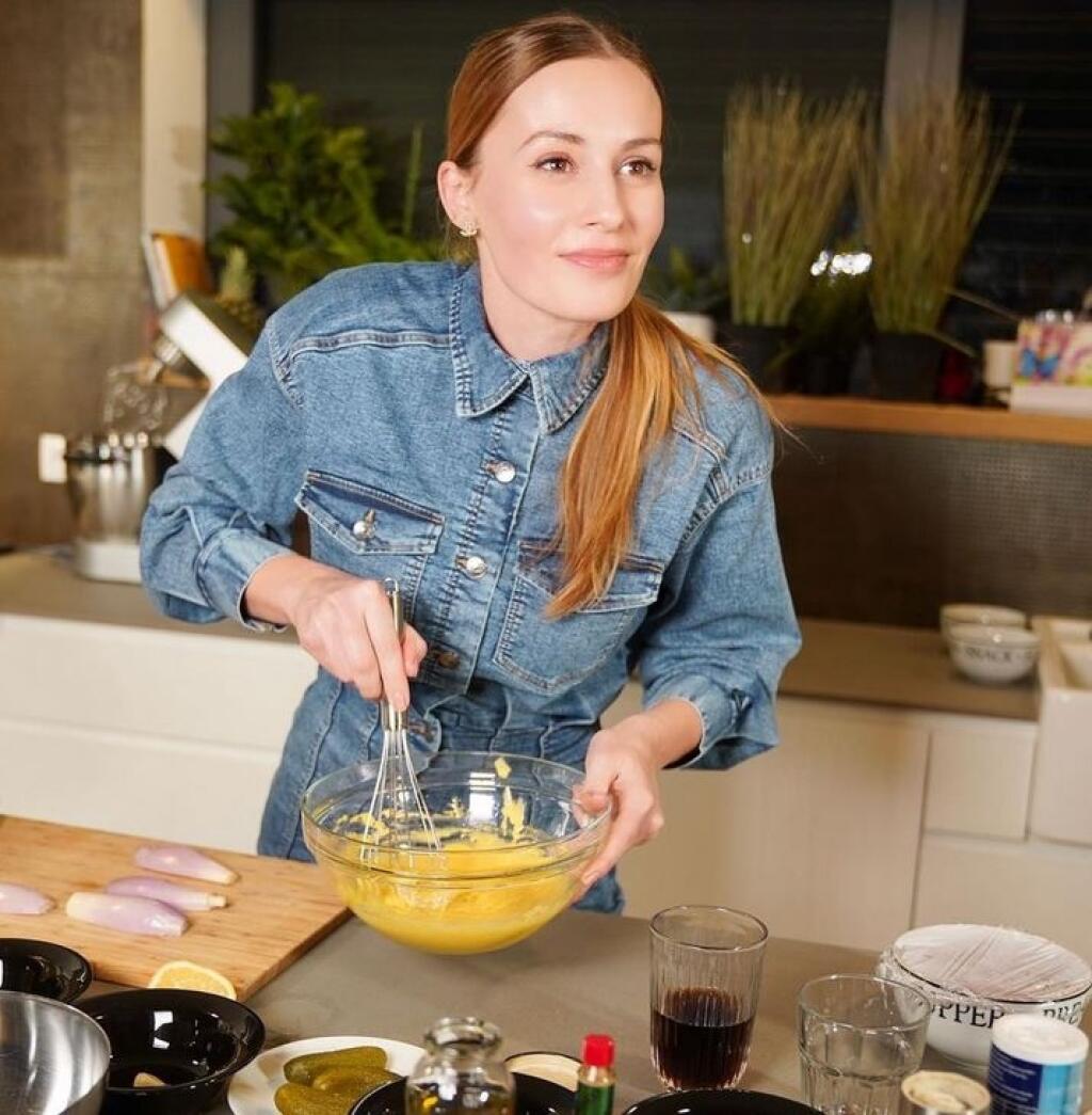 Známa speváčka Mária Čírová sa za sporákom rozhodne nestratí. Varenie a pečenie si naplno užíva v svojej modernej kuchyni.