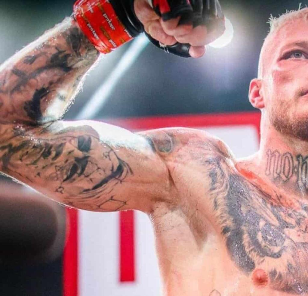 Radek Roušal má na pravej ruke tetovanie Adolfa Hitlera.