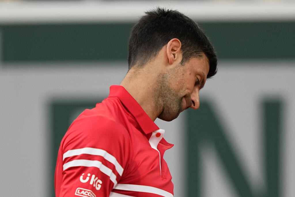 JB 36 Paríž - Srbský tenista Novak Djokovič reaguje v zápase proti Talianovi Matteovi Berrettinimu v štvrťfinále dvojhry na grandslamovom turnaji Roland Garros v Paríži 9. júna 2021. FOTO TASR/AP
Serbia's Novak Djokovic reacts as he plays Italy's Matteo Berrettini during their quarterfinal match of the French Open tennis tournament at the Roland Garros stadium Wednesday, June 9, 2021 in Paris. (AP Photo/Michel Euler)
