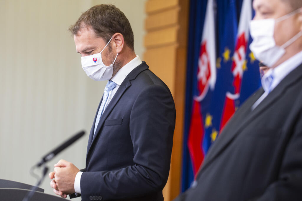 Na snímke vľavo predseda vlády SR Igor Matovič (OĽaNO) a vpravo hlavný hygienik SR Ján Mikas počas tlačovej konferencie k výsledkom aktuálneho rokovania konzília odborníkov - epidemiológov 19. júna 2020 v Bratislave. FOTO TASR - Jakub Kotian