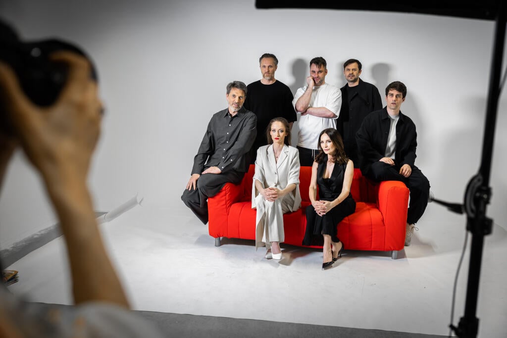 Fotenie hercov v priestoroch televízie JOJ v Bratislave. Na snímke Dávid Uzsák, Marián Miáš, Henrieta Mičkovičová, Marek Majeský, Alexander Bárta, Eva Mores a Matúš Kvietik. 