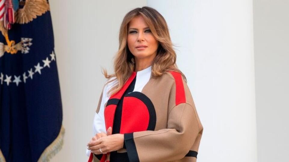 Melania Trump sa nebojí odvážnejších strihov v elegantnom prevedení.