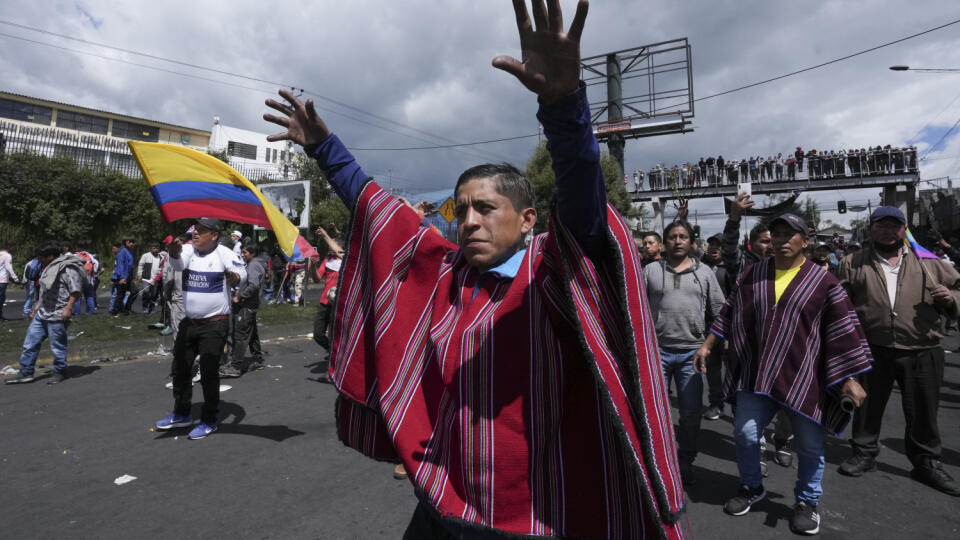 WA 1 Quito - Demonštranti protestujú proti vláde v ekvádorskej metropole Quito vo štvrtok 16. júna 2022. Konfederácia pôvodných národností Ekvádoru (CONAIE), ktorá na protesty vyzvala, uviedla, že bude pokračovať v blokádach ciest, kým vláda nesplní zoznam desiatich požiadaviek. Jednou z nich je zníženie cien nafty a benzínu. Domorodí obyvatelia, ktorých je v takmer 18-miliónovom Ekvádore viac ako milión, protestujú proti tamojšej vláde od začiatku tohto týždňa. K ich protestu sa medzičasom prip