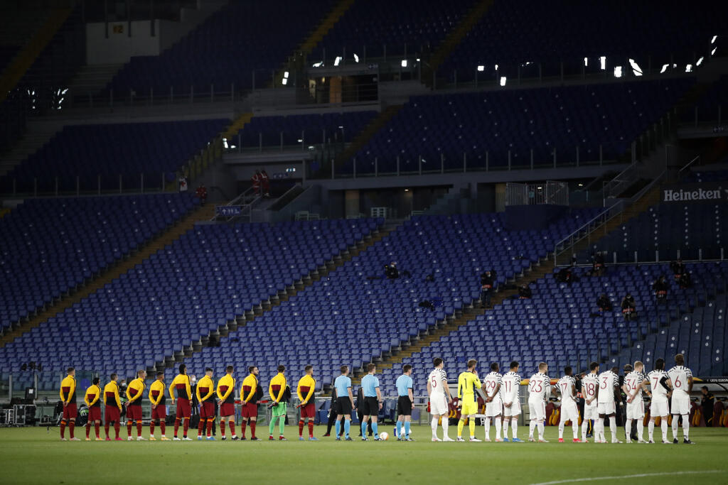 EBE 51 Rím - Na snímke vľavo hráči AS Rím a vpravo Manchestru United pred odvetou semifinále Európskej ligy vo futbale AS Rím - Manchester United v Ríme 6. mája 2021. FOTO TASR/AP
Roma and Manchester United line up for the anthems before the Europa League semifinal, second leg soccer match between Roma and Manchester United at Rome's Olympic stadium, Italy, Thursday, May 6, 2021. (AP Photo/Alessandra Tarantino)