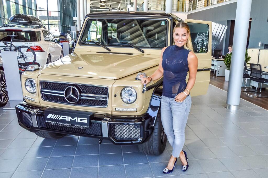 Cibulková športiak vymenila terénny Mercedes. Jej „medveď“ je zo spomínanej triedy G s číselným označením 63 a pod kapotou skrýva osemvalec s obsahom takmer 5,5 litra. Toto monštrum ponúka 571 koní a z rýchlenie z 0 na 100 km/h za 5,4 sekundy. Maximálna rýchlosť sa zastaví na čísle 210 kilometrov za hodinu. A cena? Pokojne sa pri príplatkovej výbave môže vyšplhať aj na 200-tisíc eur.