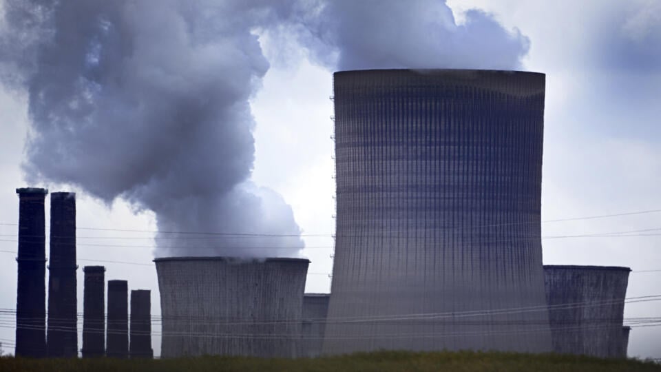 KK44 Pulheim - Para stúpa z chladiacich veží hnedouhoľnej elektrárne v nemeckom Puheime 20. júna 2022. Nemecko sa v dôsledku energetickej krízy rozhodlo pre výrobu elektriny z uhlia, ale zároveň v pondelok uviedlo, že má stále v úmysle zatvoriť svoje uhoľné elektrárne do roku 2030. FOTO TASR/AP
Steam rises out of the cooling towers of the Niederaussem lignite-fired power plant in Pulheim, Germany, Monday, June 20, 2022. The German government said that it remains committed to its goal of phasing