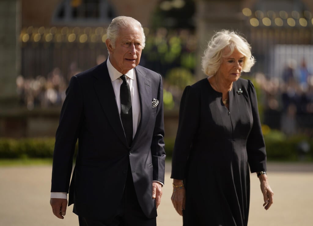Britský kráľ Karol III. a Camilla, kráľovná manželka prichádzajú pred zámok Hillsborough, kde sú položené kvety na pamiatku zosnulej britskej kráľovnej Alžbety II. v severoírskom Belfaste 13. septembra 2022.