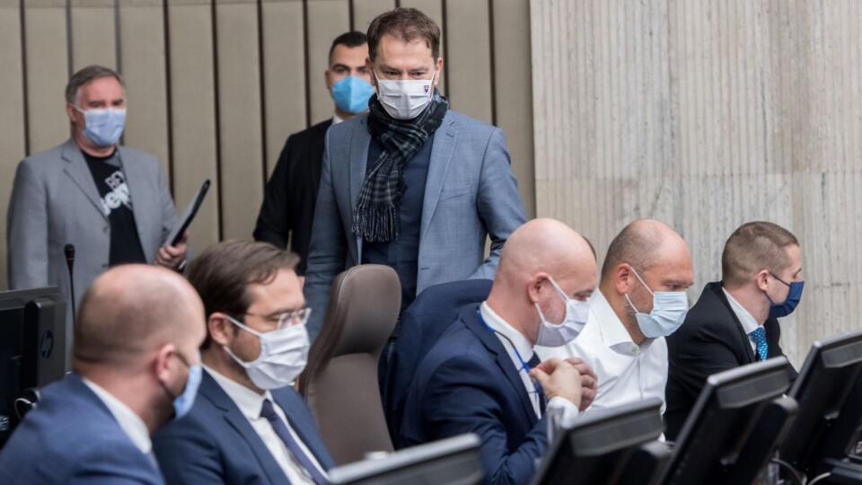 Na snímke uprostred predseda vlády SR Igor Matovič, zľava dole minister obrany SR Jaroslav Naď, minister zdravotníctva SR Marek Krajčí (všetci OĽaNO), minister školstva, vedy, výskumu a športu SR Branislav Gröhling, minister hospodárstva SR a prvý podpredseda vlády SR pre ekonomiku Richard Sulík a štátnych tajomník ministerstva zahraničných vecí a európskych záležitostí SR Martin Klus (všetci SaS) počas 70. rokovania vlády SR v Bratislave 20. januára 2021.