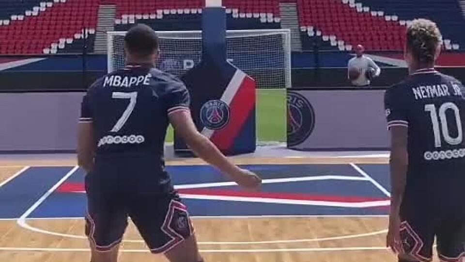Mbappému a Neymarovi by basketbal nešiel. Nech radšej ostanú pri futbale.