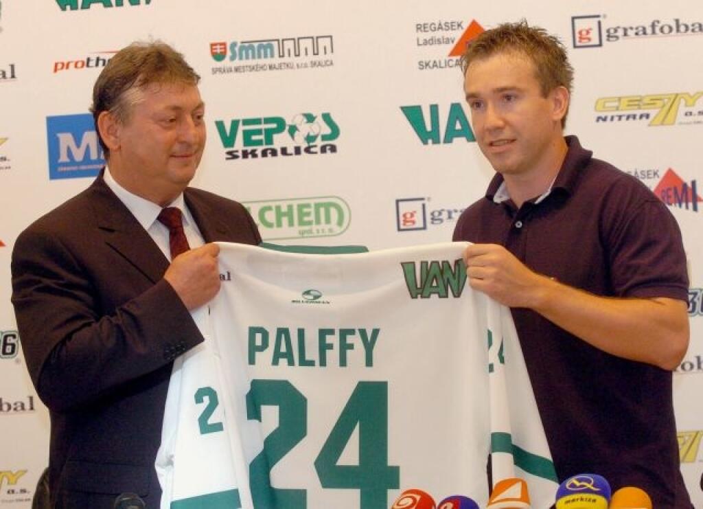Hokejista Žigmund Pálffy (vpravo) a primátor Skalice a viceprezident klubu HK 36 Stanislav Chovanec 19. júla 2007 na Mestskom úrade v Skalici poèas slávnostného podpisu zmluvy, ktorú Žigmund Pálffy s klubom HK 36 podpísal do konca sezóny - 31. mája 2008.