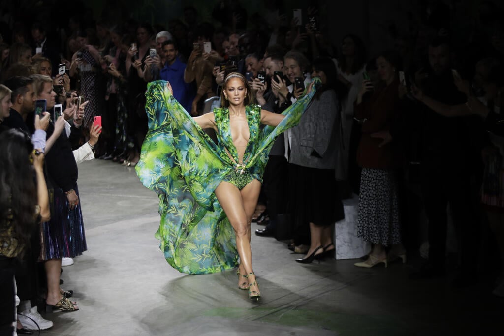 Jennifer Lopez na módnej prehliadke Versace v talianskom Miláne.
