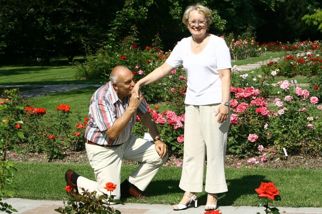Vždy džentlmen. S manželkou Dankou v botanickej záhrade.