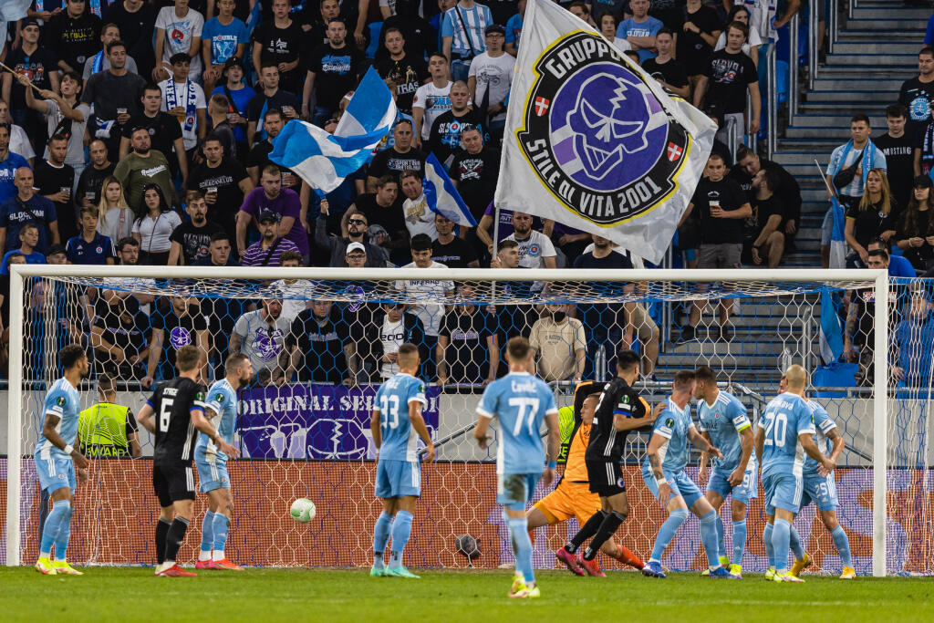 Na snímke Adrian Chovan inkasuje gól počas zápasu F skupiny Európskej konferenčnej ligy medzi ŠK Slovan Bratislava a FC Kodaň.
