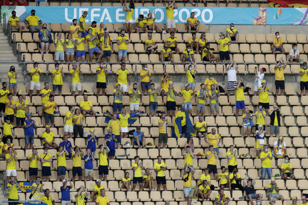 EBE 51 Sevilla - Na snímke fanúšikovia Svédska povzbudzujú hráčov v zápase E-skupiny na majstrovstvách Európy vo futbale Španielsko - Švédsko v španielskej Seville 14. júna 2021. FOTO TASR/AP
Supporters of Sweden cheer during the Euro 2020 soccer championship group E soccer match between Spain and Sweden, at La Cartuja stadium in Seville, Spain, Monday, June 14, 2021. (Julio Munoz/Pool via AP)