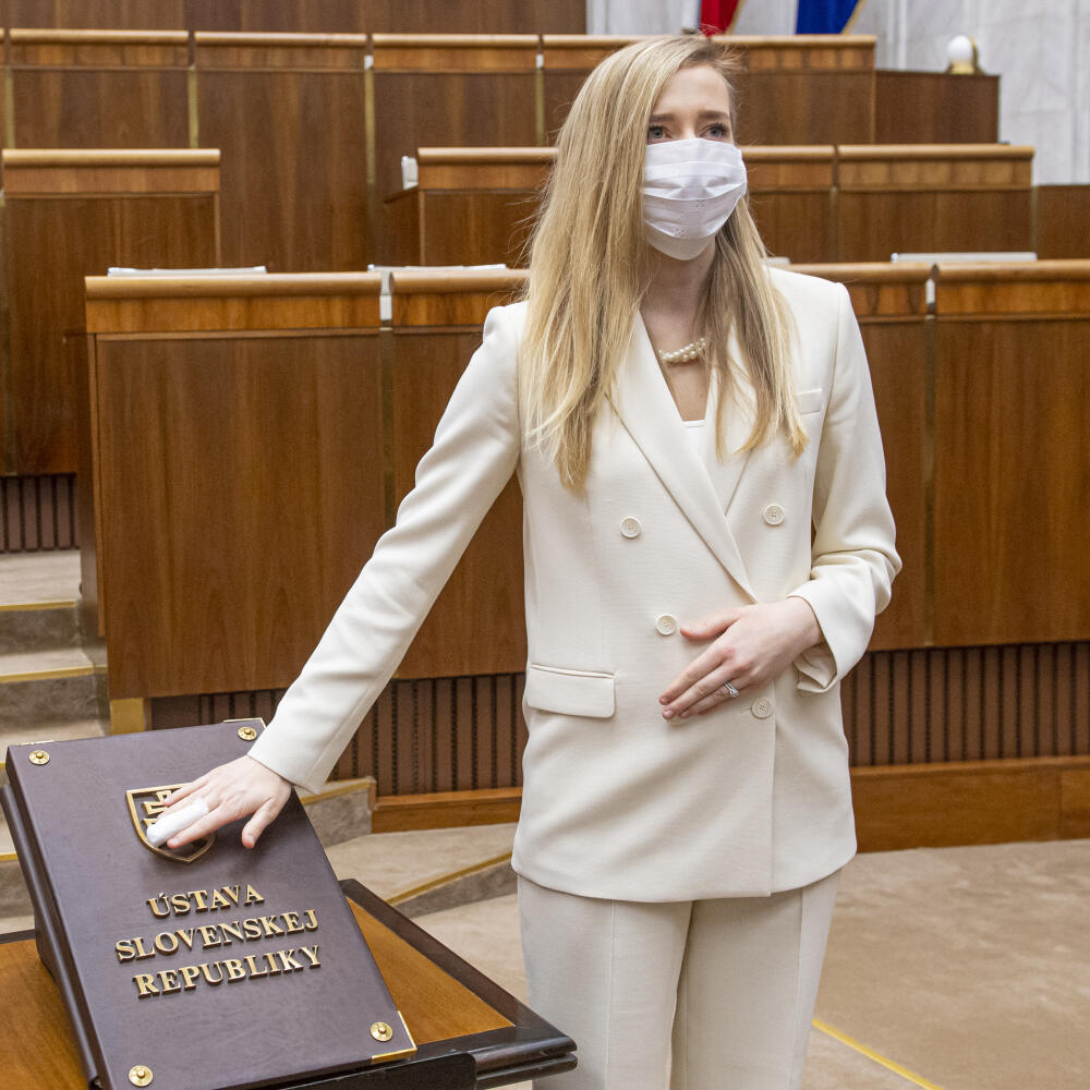 Poslanci skladali poslanecký sľub v rúškach. Máloktorý si ho zložil dole...