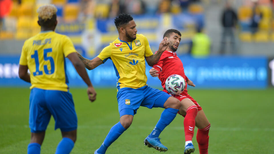 Na snímke zľava sprava Ricardo Phillips a
Eric Javier Davis Grajales (obaja DAC) a Gustavo Cascardo (Senica) v zápase 19. kola Fortuna ligy DAC 1904 Dunajská Streda - FK Senica v Dunajskej Strede 16. februára 2020. FOTO TASR - Edmund Őrszik

