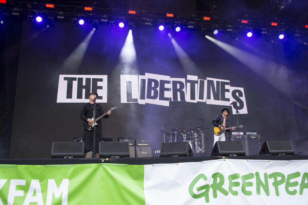 KK46 Glastonbury - Pete Doherty (vľavo) a Carl Barat zo skupiny The Libertines vystupujú počas britského hudobného festivalu Glastonbury pri obci Pilton 24. júna 2022. Jeho aktuálny ročník sa uskutoční do 26. júna. FOTO TASR/AP
Pete Doherty, left, and Carl Barat from the band 'The Libertines' perform at the Glastonbury Festival in Worthy Farm, Somerset, England, Friday, June 24, 2022. (Photo by Joel C Ryan/Invision/AP)