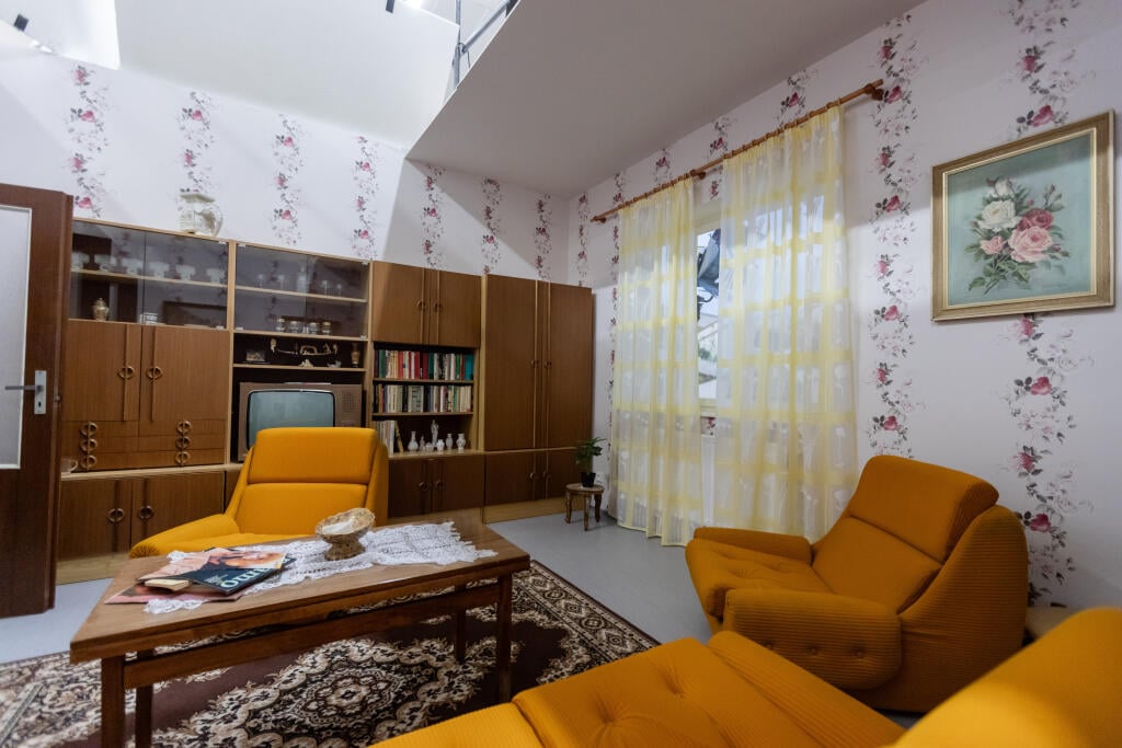 V ateliéroch Sľubu: Každý byt mal svoj štýl. Rekvizity museli zodpovedať atmosfére 80. rokov, dôležitý bol každý detail – od nábytku, doplnkov až po dobové obrazy na stenách.