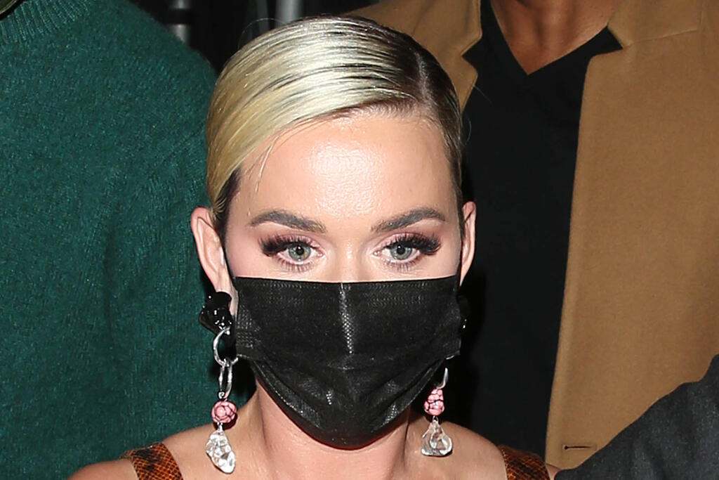 Zaľúbenci a rodičia 9-mesačnej Daisy Katy Perry (36) a Orlando Bloom (44) sa vybrali do historických Benátok a aj keď im fotografi a fanúšikovia nechceli dať pokoj, neustále si prejavovali nežnosti a užívali každý moment.