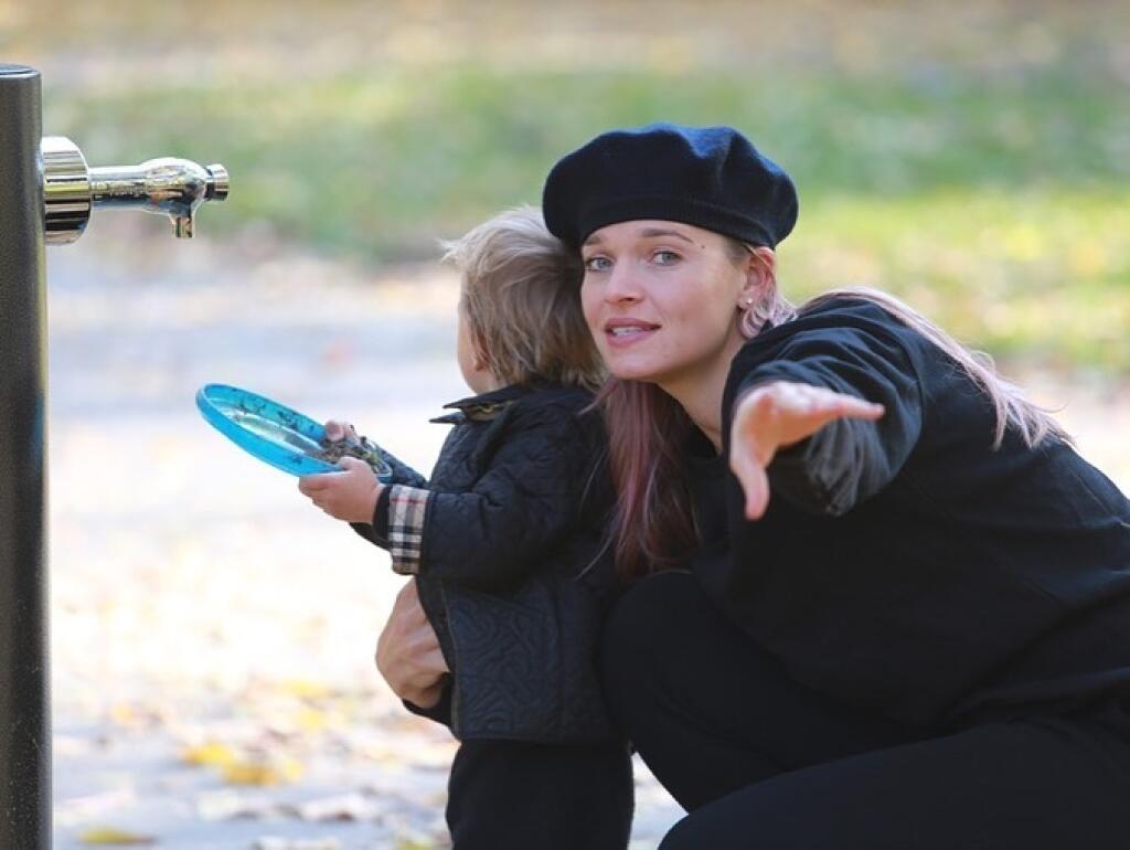 Romana Tabák so synom Isaacom.