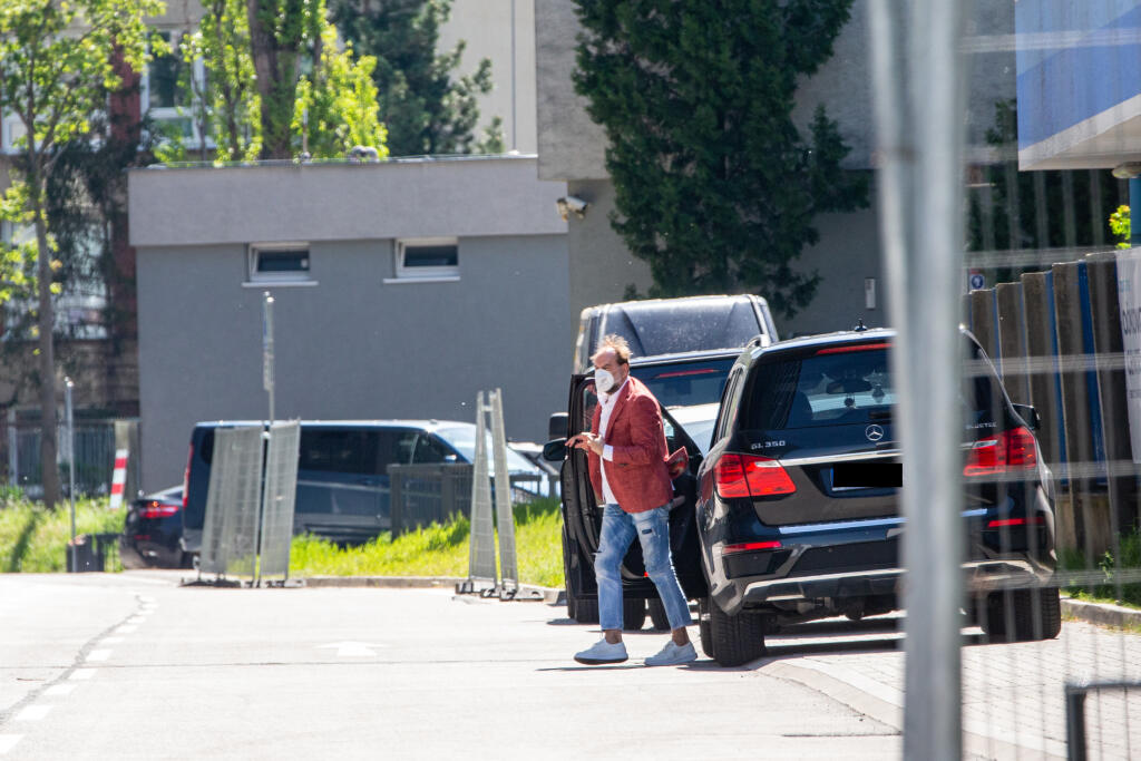 O približne 11:00 sa pred Národným futbalovým štadiónom zjavil budúci tréner Slovana Bratislava Vladimír Weiss starší.