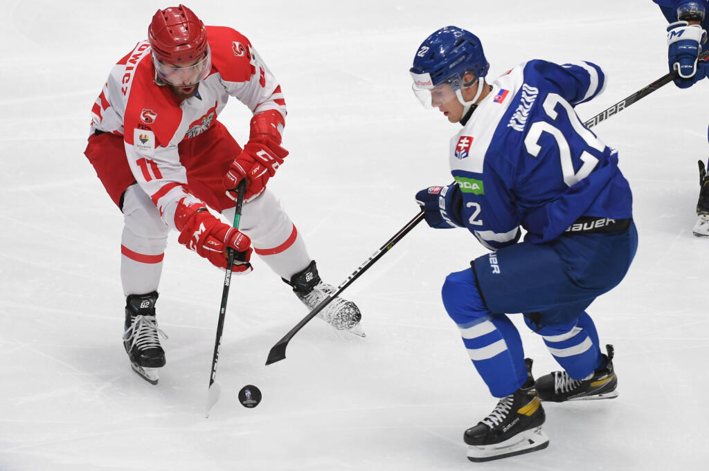 Na snímke vpravo hokejista Samuel Kňažko (Slovensko) a Maciej Urbanowicz (Poľsko) počas zápasu D-skupiny olympijskej kvalifikácie na ZOH v Pekingu Slovensko - Poľsko 27. augusta 2021 v Bratislave. FOTO TASR - Martin Baumann