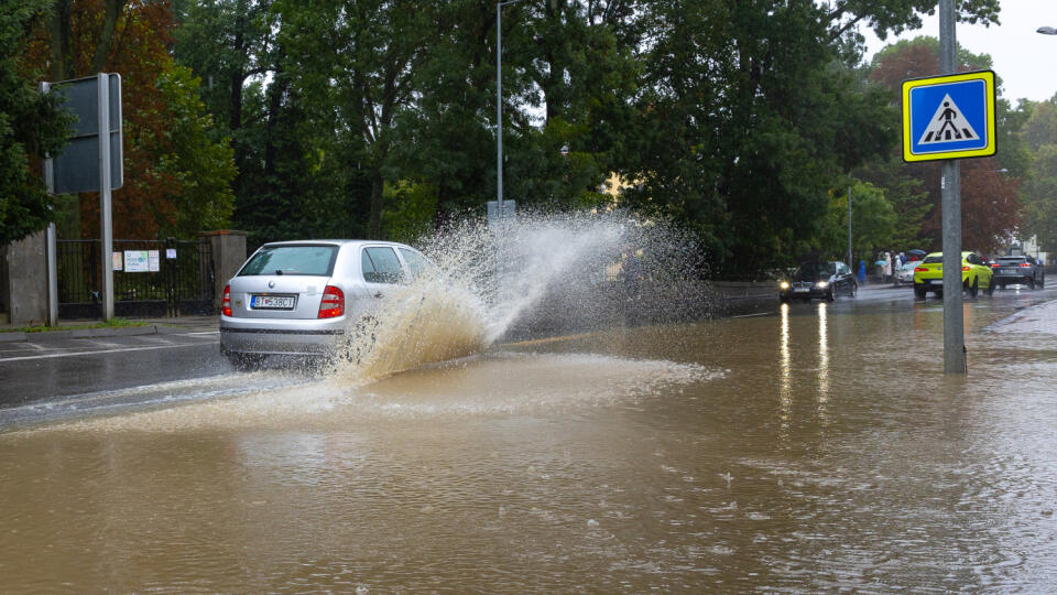 Situácia počas povodní v okolí Zámockého parku v Stupave.