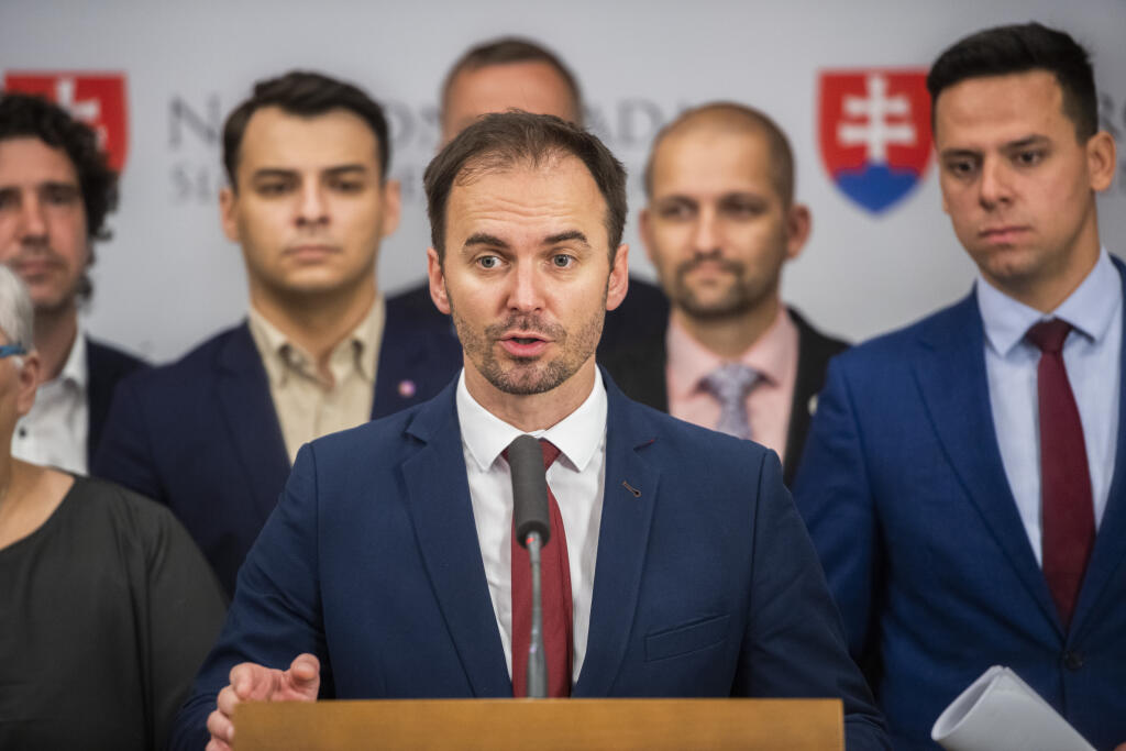 Na snímke uprostred poslanec NRSR a predseda poslaneckého klubu OĽaNO Michal Šipoš a prvý sprava poslanec NRSR a predseda Výboru NR SR pre kultúru a médiá Kristián Čekovský počas tlačovej konferencie po hlasovaní o novom riaditeľovi RTVS na 66. schôdzi NRSR v Bratislave 30. júna 2022. FOTO TASR - Jaroslav Novák